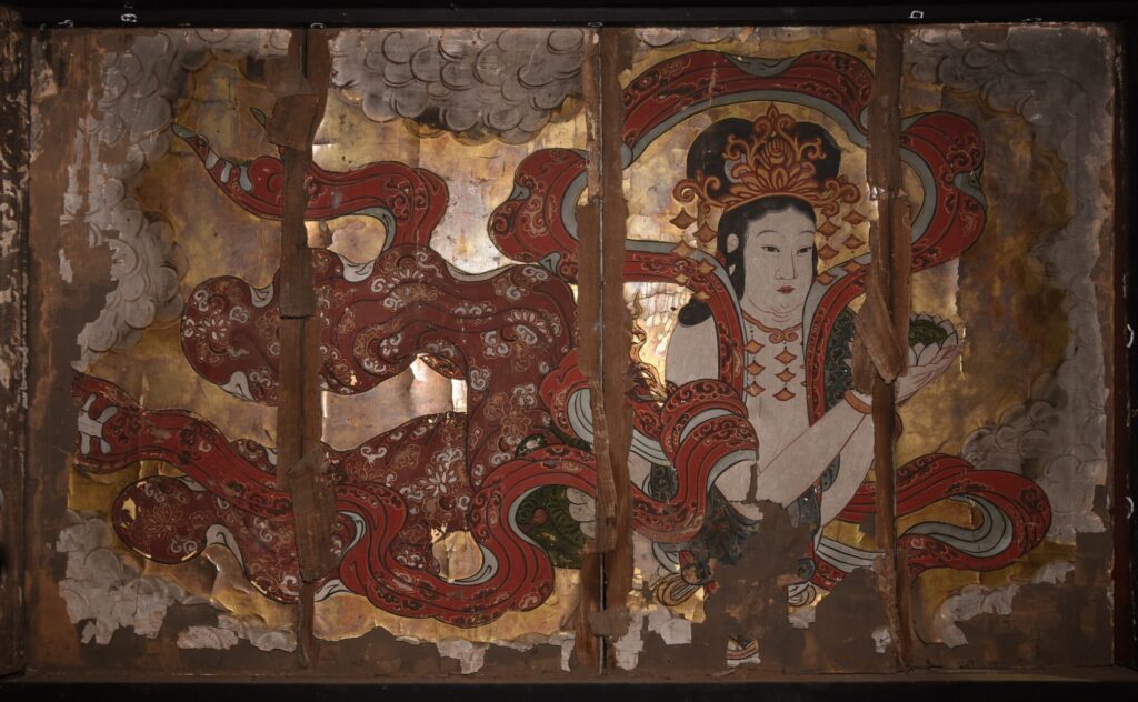 来迎菩薩が描かれた左右一対の壁画の１枚、金箔がほどこされていたことがわかる（写真提供：大本山光明寺）